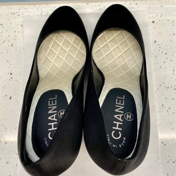 Chanel 2012 Interlocking CC Logo Lagerfeld Satin Crystal Pumps 38.5 Box Dust Bag - Picture 7 of 16
